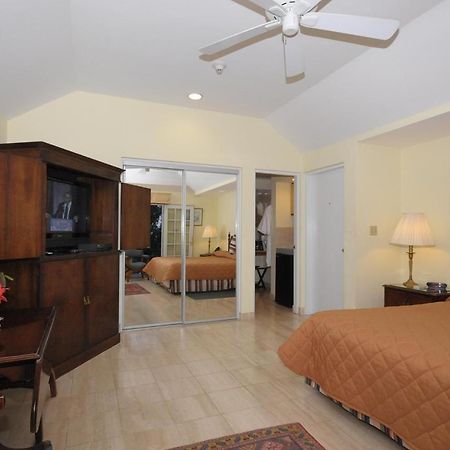 Fourways Inn Mount Pleasant Екстериор снимка